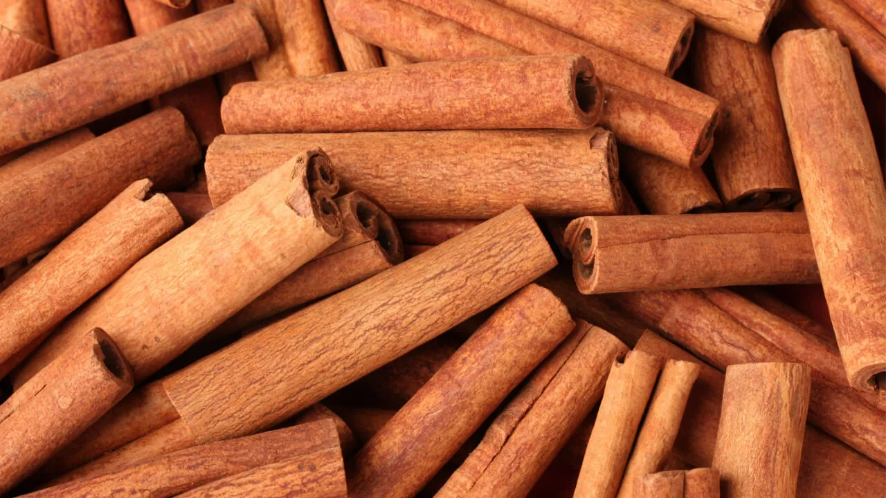 Umieszczenie laseczek cynamonu na parapecie: jakie są tego zalety i do czego służy?