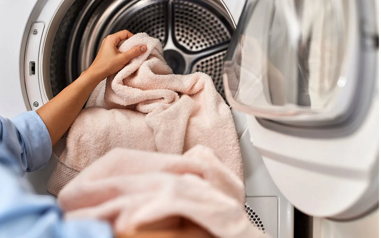 Dodawanie octu do pralki: po co to robić i dlaczego jest to zalecane.