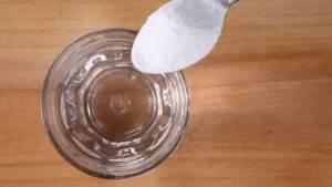 Mieszanie nadtlenku wodoru z sodą oczyszczoną: do czego służy i dlaczego jest zalecane.