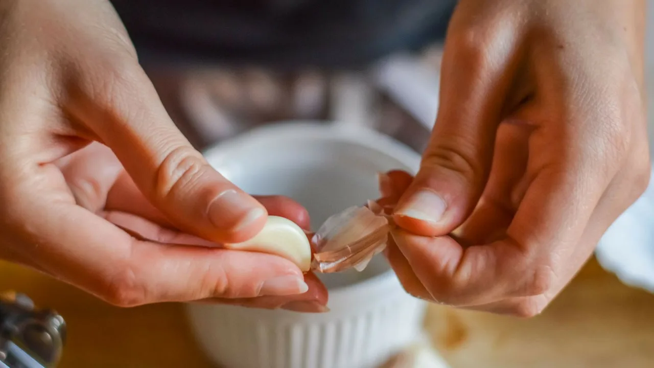 Pozostawianie ząbka czosnku na kuchence: po co to robić i kiedy.