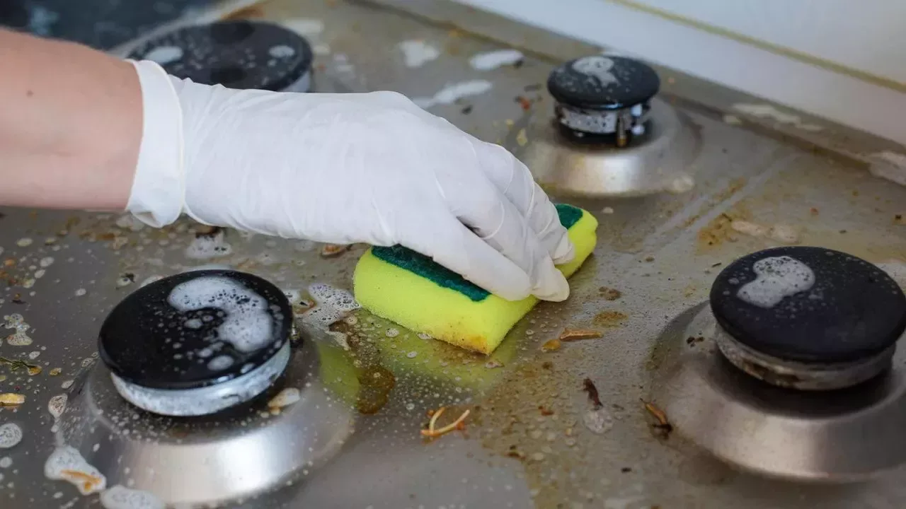 Po co wylewać ocet i skórkę cytryny na płytę i jak długo należy pozostawić mieszankę, aby zadziałała?