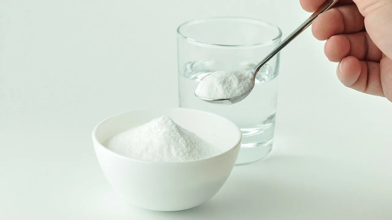 Mieszanie nadtlenku wodoru z sodą oczyszczoną: do czego służy i dlaczego jest zalecane.