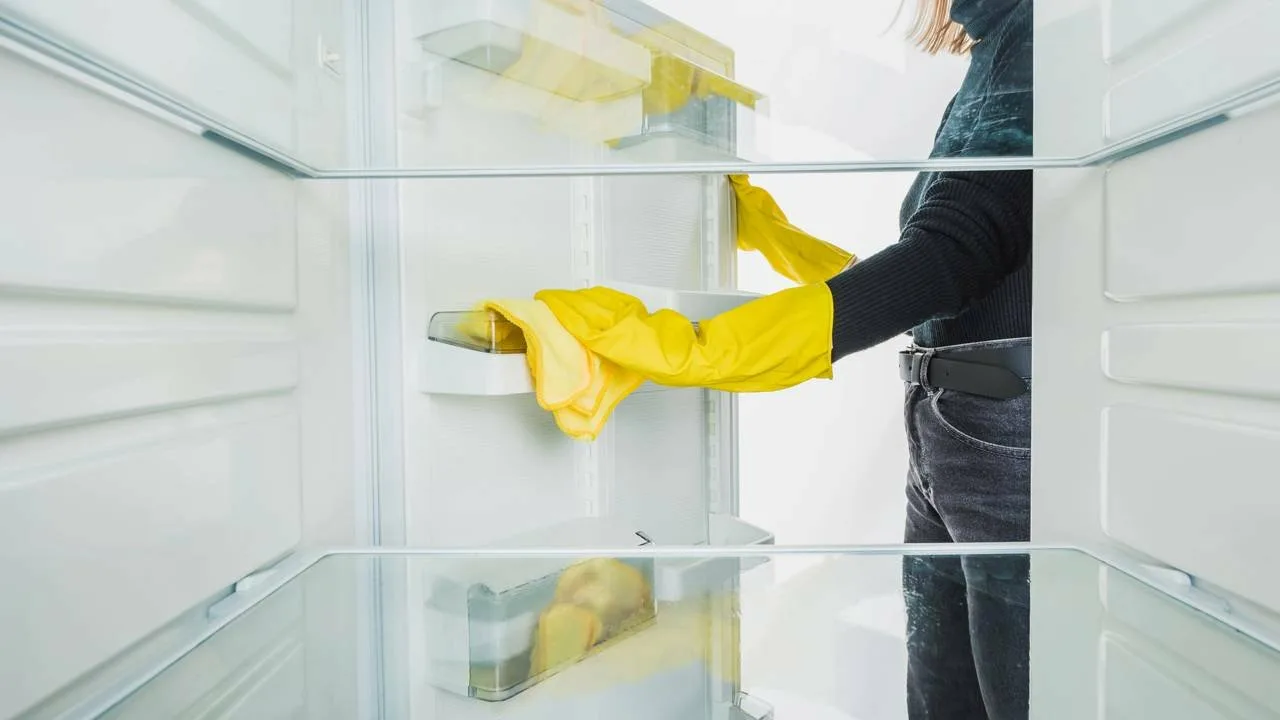 Zastosowanie folii spożywczej na półkach lodówki: do czego służy i jak ułatwia sprzątanie.