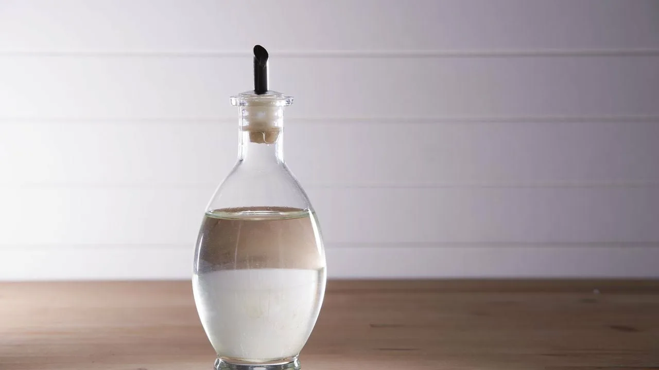 Jaki jest cel rozpylania białego octu pod łóżkiem?