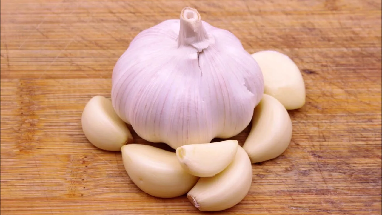 Pozostawianie ząbka czosnku na kuchence: po co to robić i kiedy.