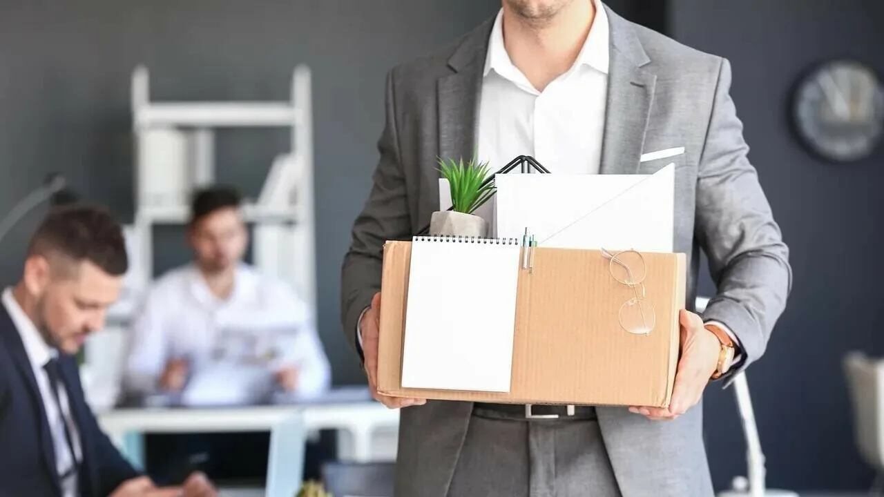 W poniedziałek zostaje wezwany na nadzwyczajne spotkanie, w niedzielę skraca się jego czas pracy, a Sąd Najwyższy wydaje orzeczenie: decyzja jest zgodna z prawem ze względu na „nadużycie stanowiska służbowego”.