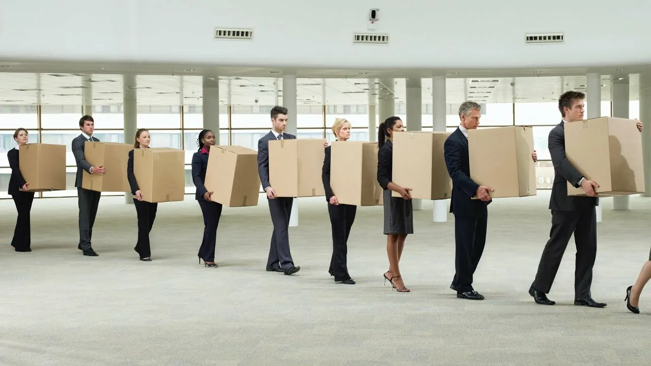 W poniedziałek zostaje wezwany na nadzwyczajne spotkanie, w niedzielę skraca się jego czas pracy, a Sąd Najwyższy wydaje orzeczenie: decyzja jest zgodna z prawem ze względu na „nadużycie stanowiska służbowego”.