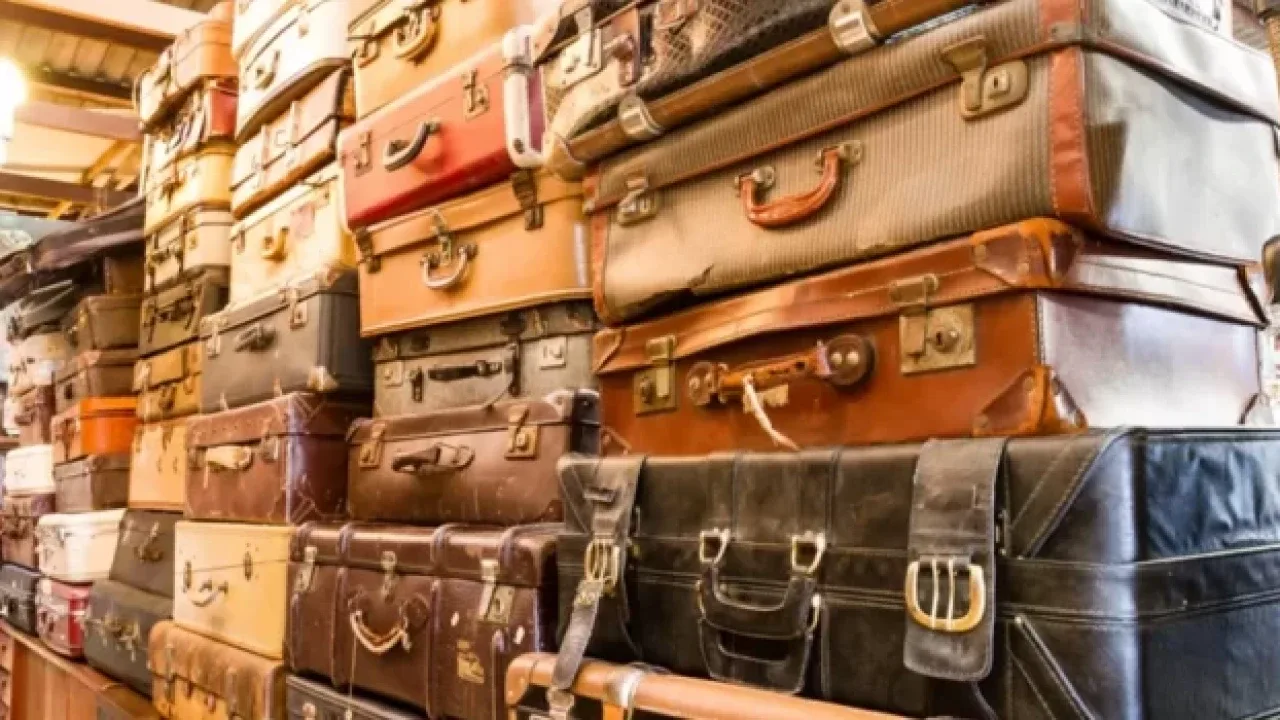 Jeśli w Twoim domu zgromadziły się stare walizki, oznacza to, że posiadasz skarb: dwa sposoby ich wykorzystania, które nadają im wartość twórczą i funkcjonalną.