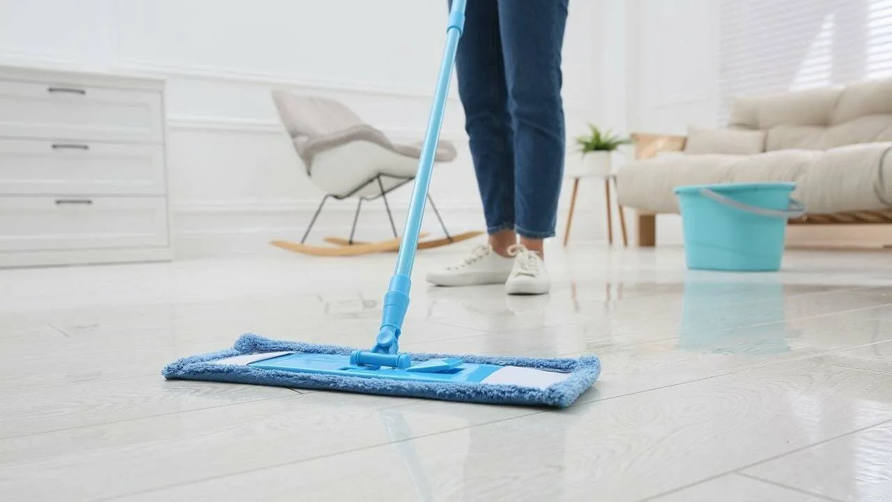 Czyste i lśniące drewniane podłogi dzięki domowej mieszance w wiadrze do mycia podłóg: odbijają światło tak samo jak pierwszego dnia po pierwszym czyszczeniu.