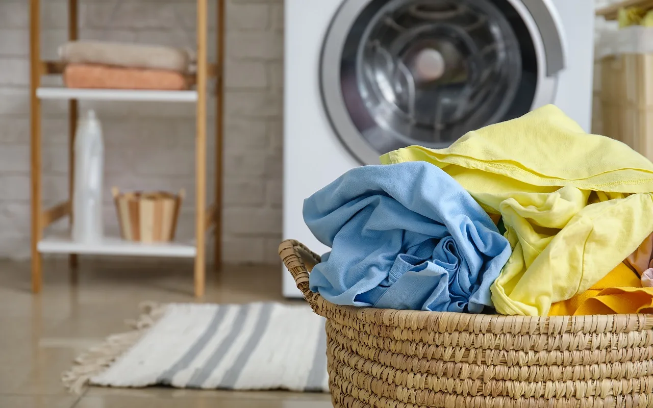 Dodawanie octu do pralki: po co to robić i dlaczego jest to zalecane.