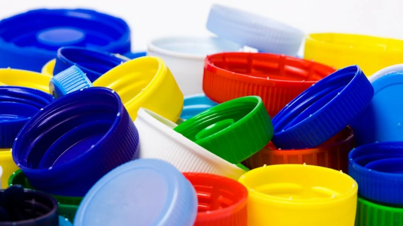 Dlaczego warto zachować plastikowe nakrętki od butelek: 3 praktyczne sposoby ich ponownego wykorzystania w domu.