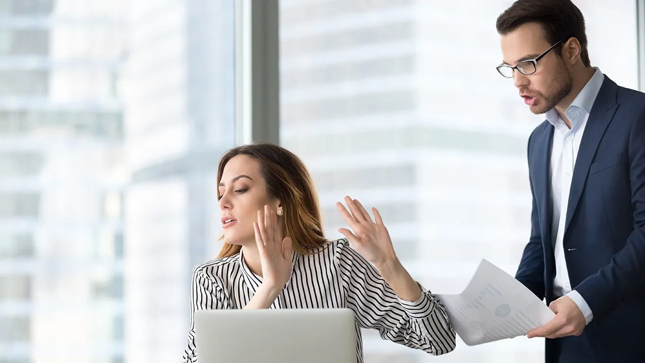 Badania psychologiczne pokazują, że ciągłe przerywanie rozmów jest typowe dla tego typu osób.