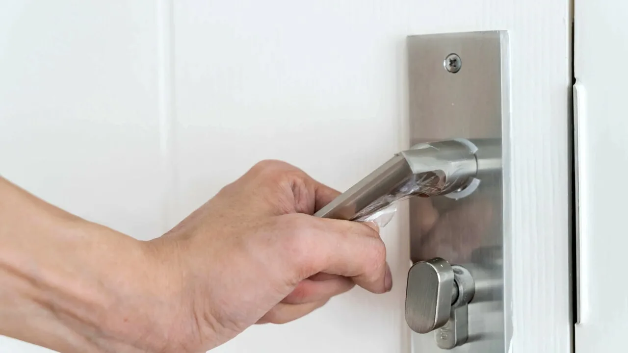 Dlaczego zaleca się polewanie octem drzwi wejściowych i po co to robić?