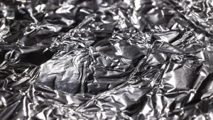 Sztuczka z folią aluminiową na klamce: po co to robić?