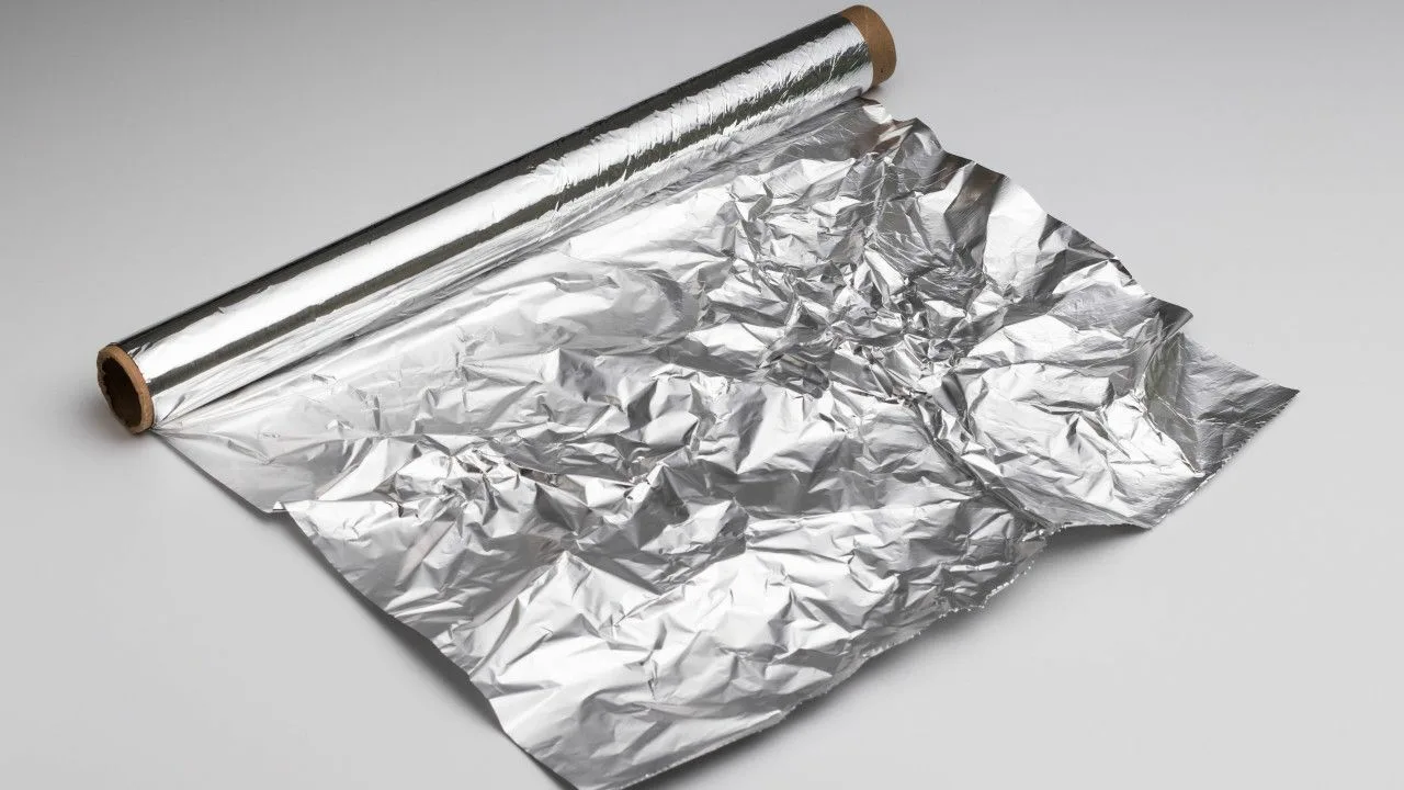 Sztuczka z folią aluminiową na klamce: po co to robić?