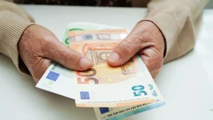 W 2026 r. emerytury wzrosną o 2,7%, ale niektórzy emeryci będą otrzymywać mniej.