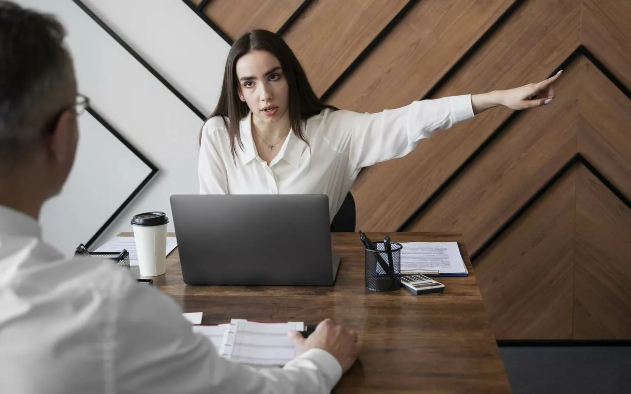 Pracownicy, którzy spóźnili się do pracy, nie otrzymają dziennej premii za obecność w wysokości 9 euro.