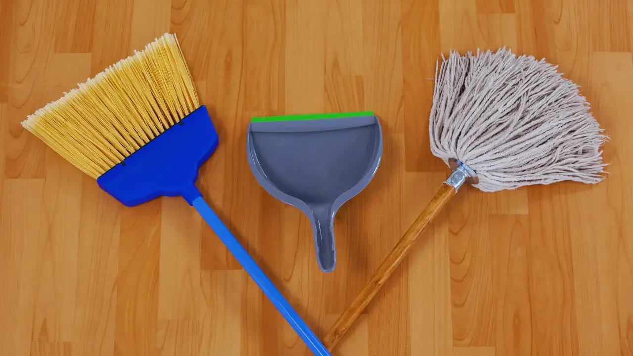 Zakładanie poszewki na miotłę: dlaczego jest to zalecane podczas zamiatania i do czego służy.