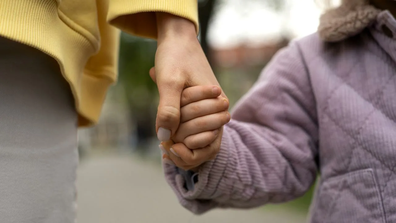 Zgodnie z tym prawem sądy wydają orzeczenia na korzyść ojców, a matki nie mogą uzyskać opieki nad swoimi dziećmi.
