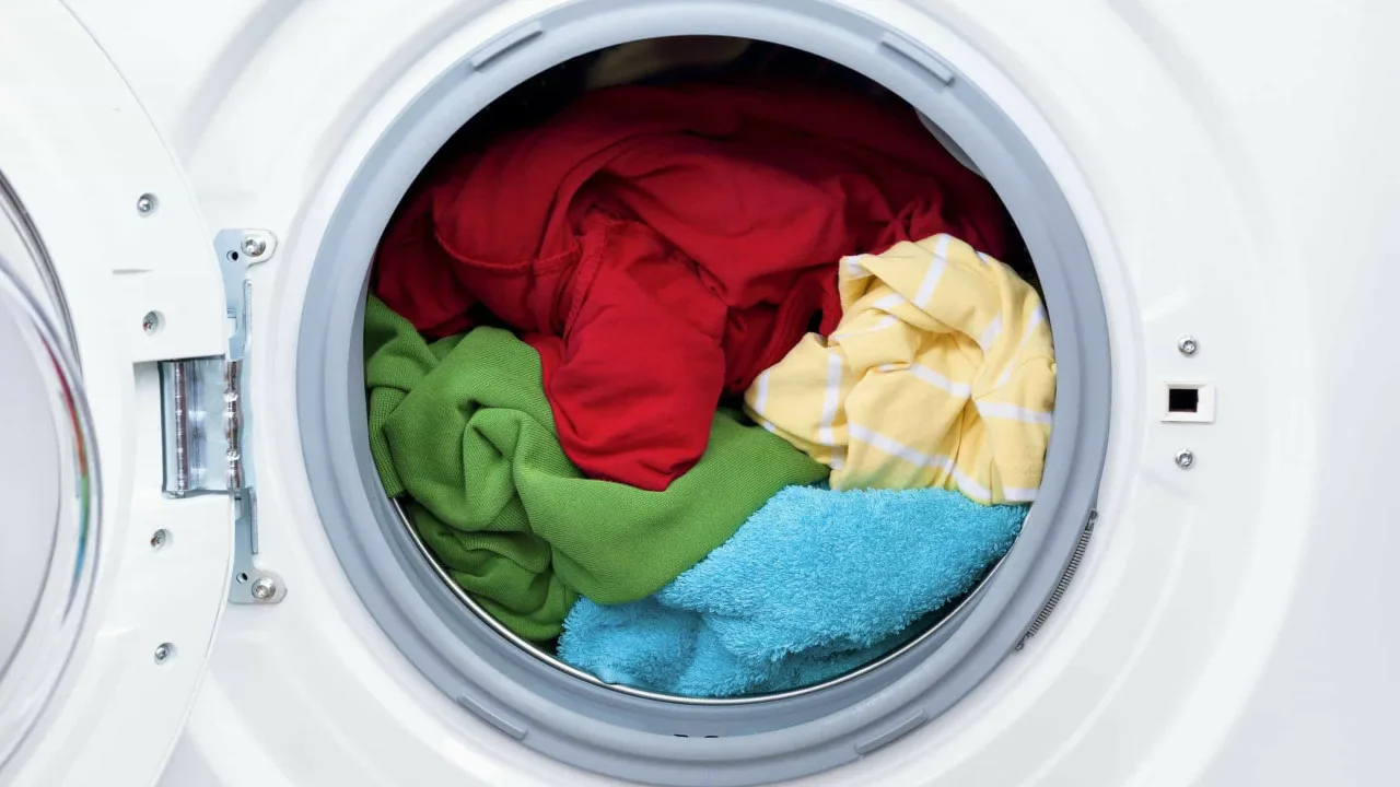 O której porze dnia należy korzystać z pralki, aby oszczędzać energię elektryczną w domu?