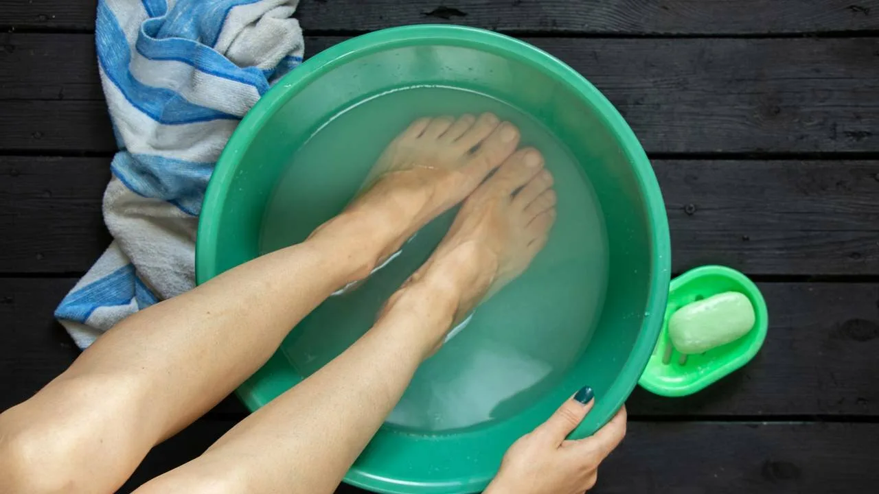 Mycie stóp octem i solą: dlaczego jest to zalecane i kiedy najlepiej to robić.