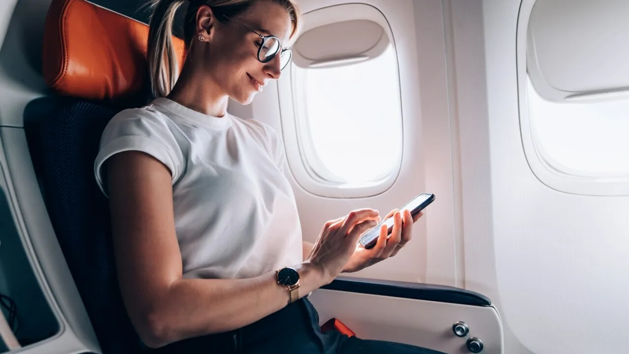 Po co włączać tryb samolotowy w telefonach komórkowych podczas lotu?