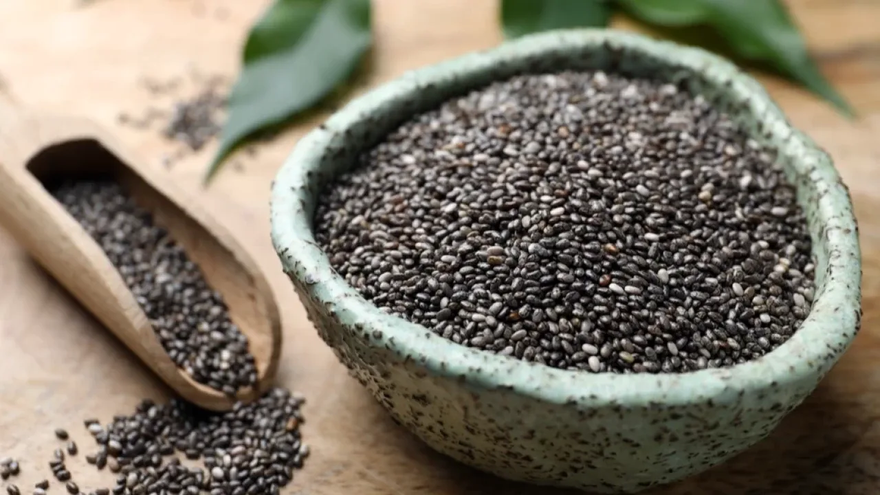 Tre tipi di semi ricchi di collagene che possono essere consumati come snack.