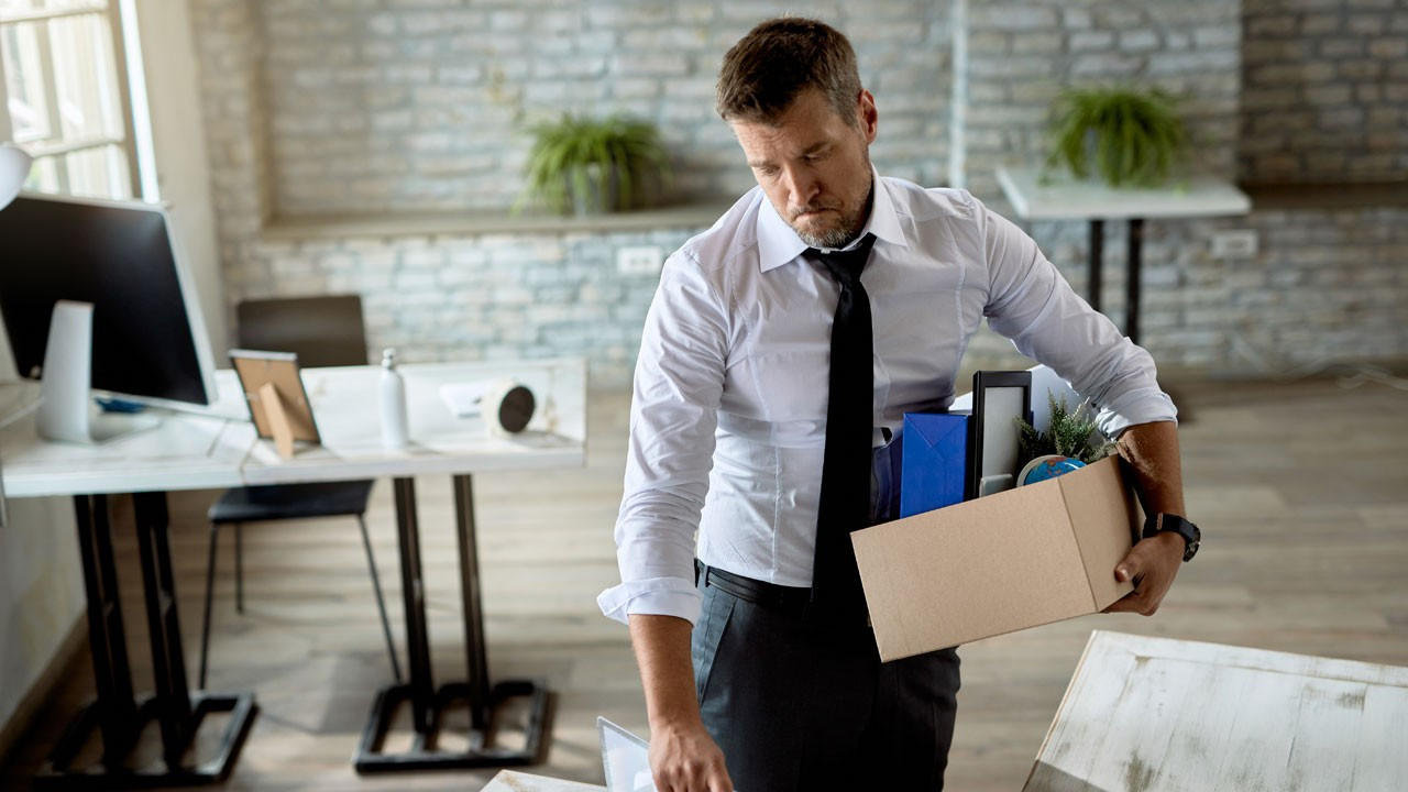 W poniedziałek zostaje wezwany na nadzwyczajne spotkanie, w niedzielę skraca się jego czas pracy, a Sąd Najwyższy wydaje orzeczenie: decyzja jest zgodna z prawem ze względu na „nadużycie stanowiska służbowego”.