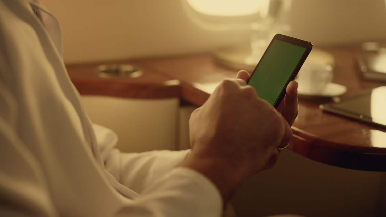 Po co włączać tryb samolotowy w telefonach komórkowych podczas lotu?