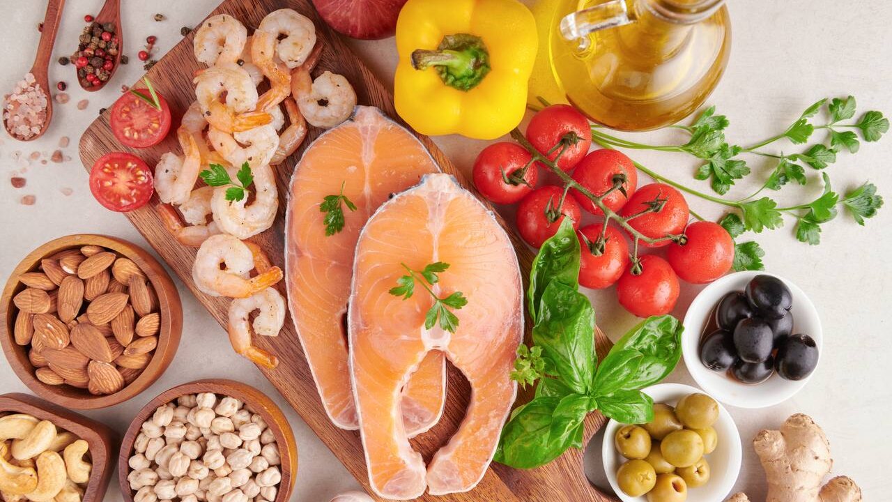 Według najnowszych badań dieta śródziemnomorska zmniejsza ryzyko udaru mózgu u kobiet po menopauzie nawet o 25%.