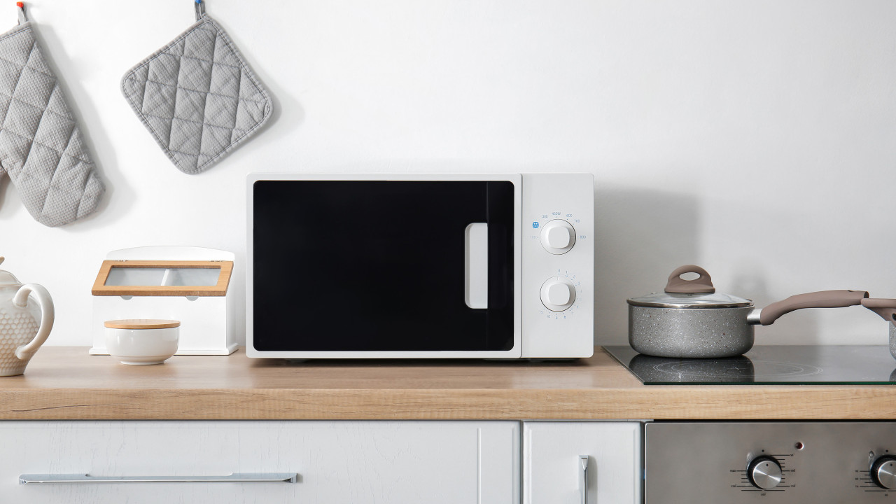 Dodawanie soli do kuchenki mikrofalowej: dlaczego jest to zalecane i jakie są korzyści.