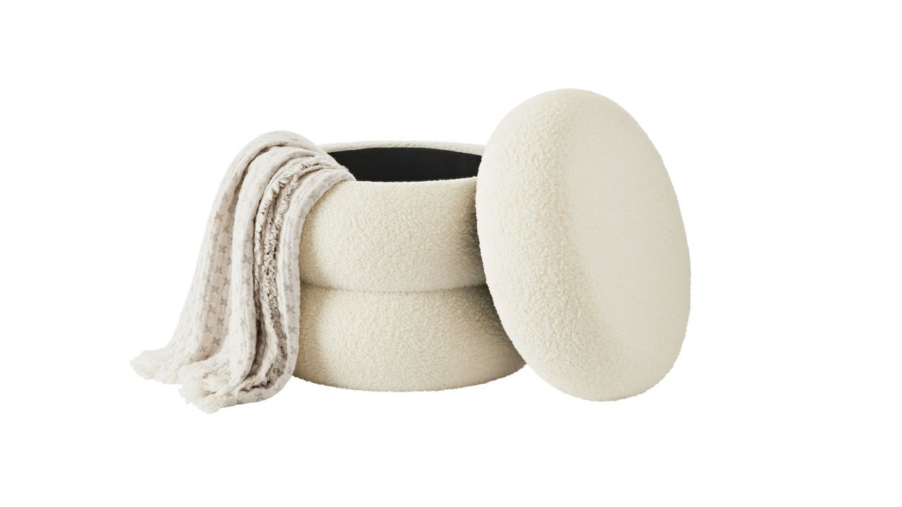 Żegnajcie fotele: nowy trend, który przybył z Europy i stał się modnym elementem wystroju wnętrz.