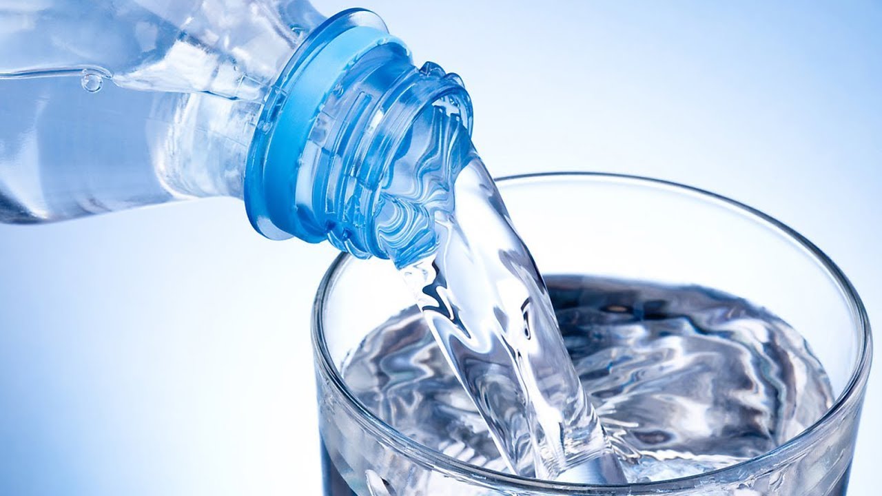 Woda z kranu czy mineralna: nauka położyła kres niekończącym się sporom o to, która z nich jest zdrowsza.