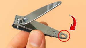 Po co jest mały otwór w nożyczkach do manicure?