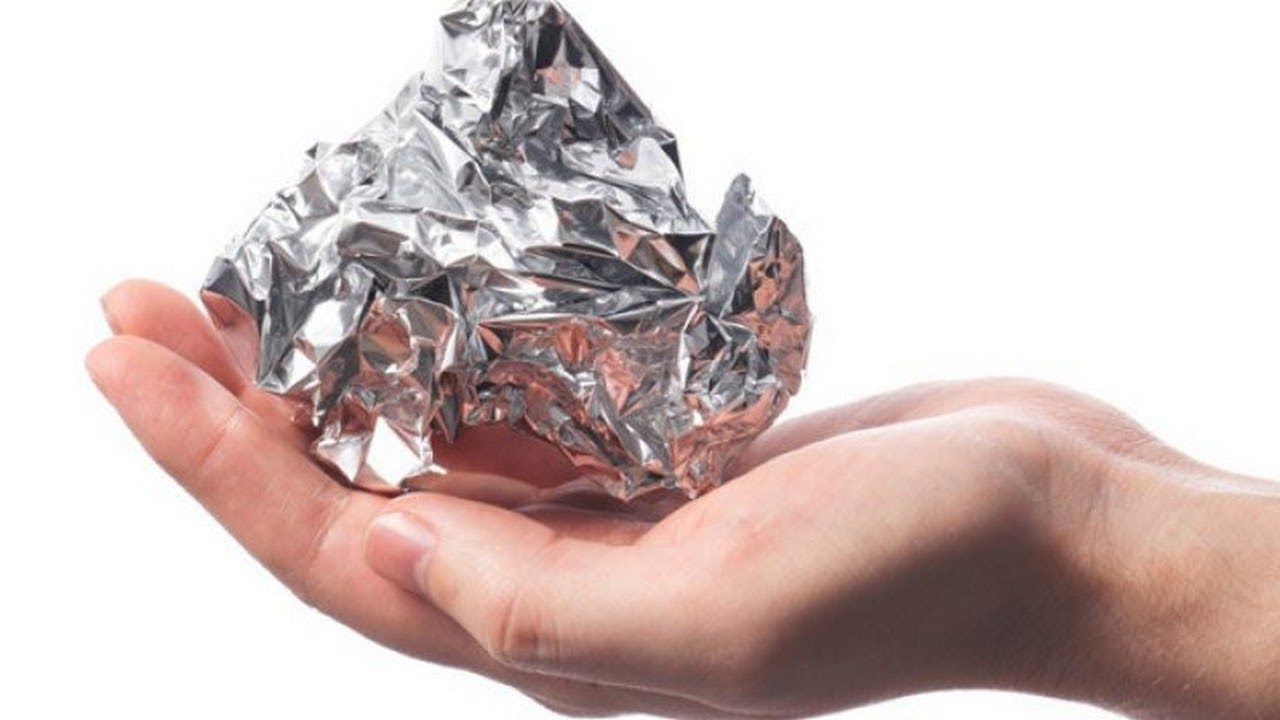 Dlaczego zaleca się przyklejenie kawałka folii aluminiowej do ściany? Architekt wyjaśnia jej przeznaczenie.