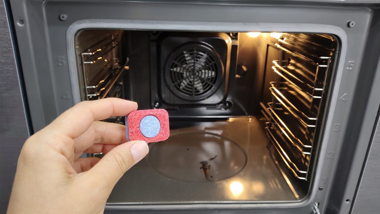 Jak łatwo i bez zapachu wyczyścić piekarnik, używając domowych metod.