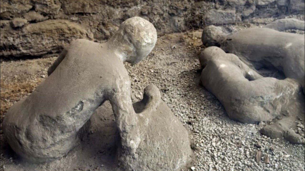 Archeolodzy odkryli w starożytnej grobowcu w Pompejach rzeźby ludzi naturalnej wielkości.