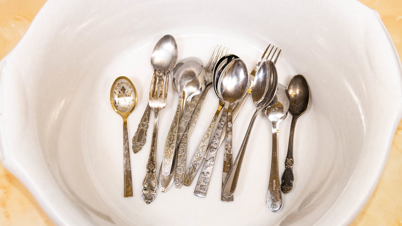 Il segreto di un professionista per mantenere le posate pulite e lucenti: ecco come metterle nel cestello della lavastoviglie.