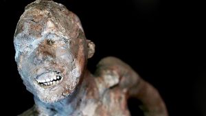 Archeolodzy odkryli w starożytnej grobowcu w Pompejach rzeźby ludzi naturalnej wielkości.