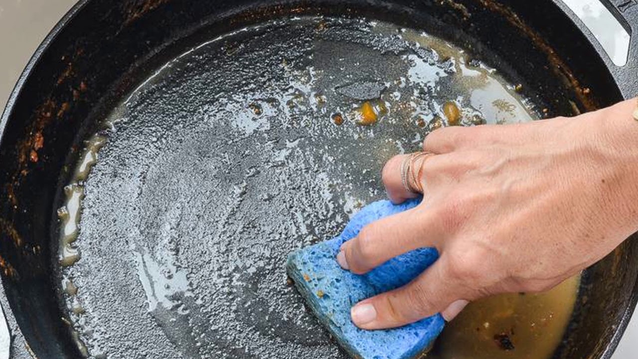 W domu możesz usunąć brązowe plamy z patelni w zaledwie kilka minut i bez większego wysiłku.
