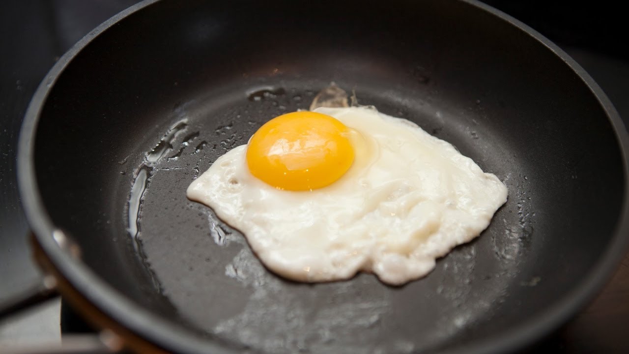 Dlaczego zaleca się dodawanie octu do patelni podczas smażenia jajek?