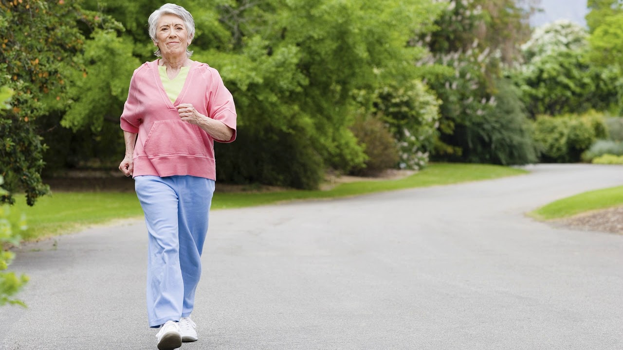 Aktywność fizyczna po 70. roku życia: 5 porad trenera, jak zachować formę