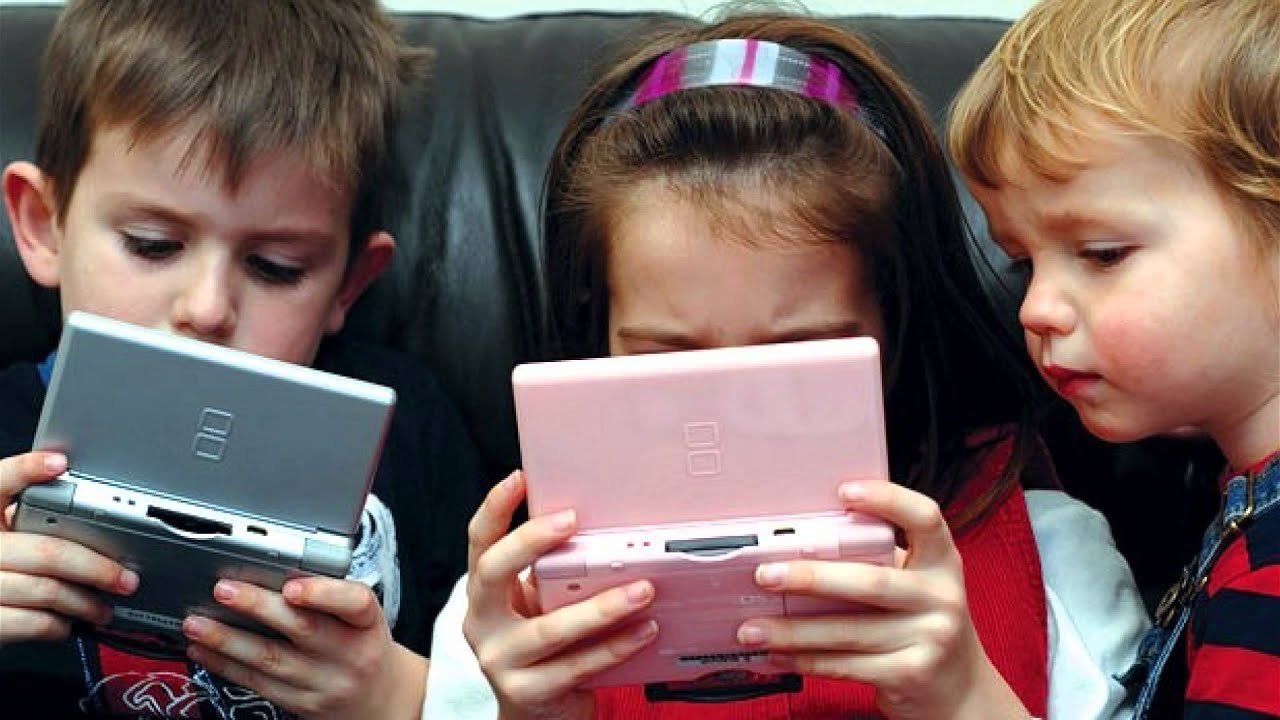 Od nadmiernej łączności w dzieciństwie do problemów rodzinnych: telefony komórkowe, dobrobyt i rola dorosłych w modelu cyfrowym.