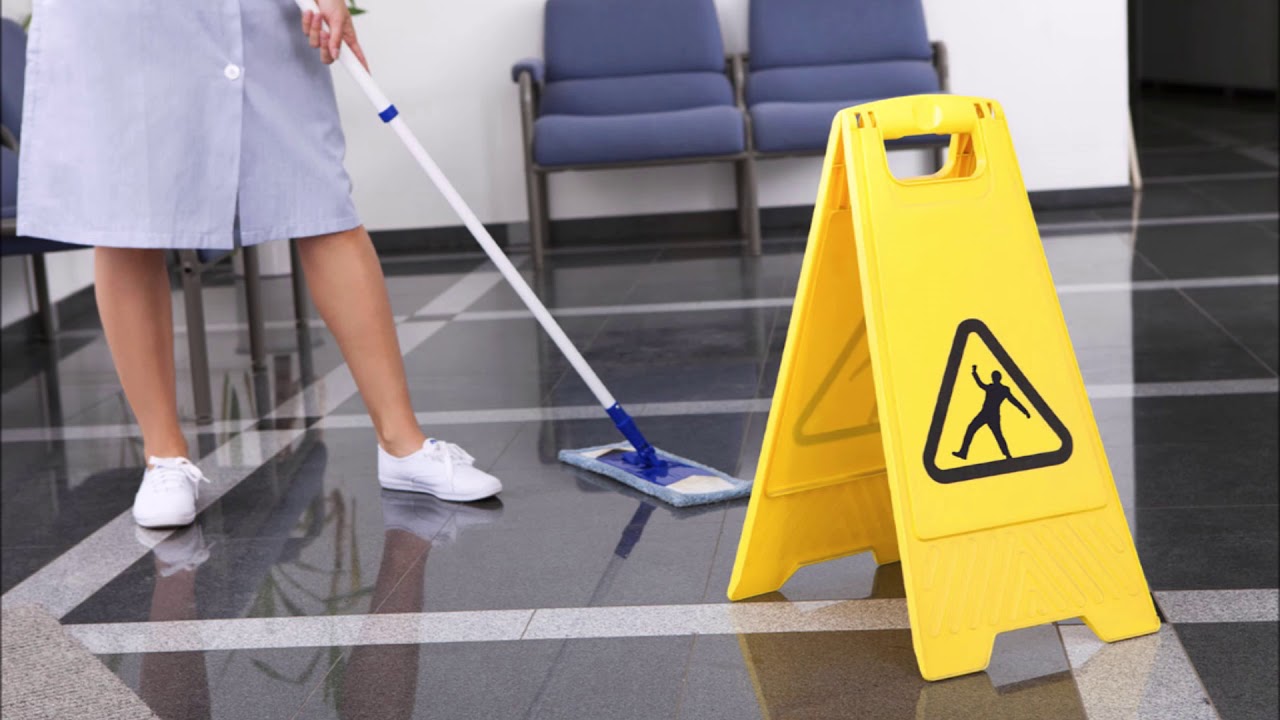 Sprzątaczka została zwolniona po 545 dniach nieobecności w pracy i wniosła pozew przeciwko firmie, domagając się wyższej odprawy z tytułu zwolnienia.