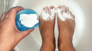 Mycie stóp cytryną i sodą oczyszczoną: dlaczego jest to zalecane i kiedy najlepiej to robić.