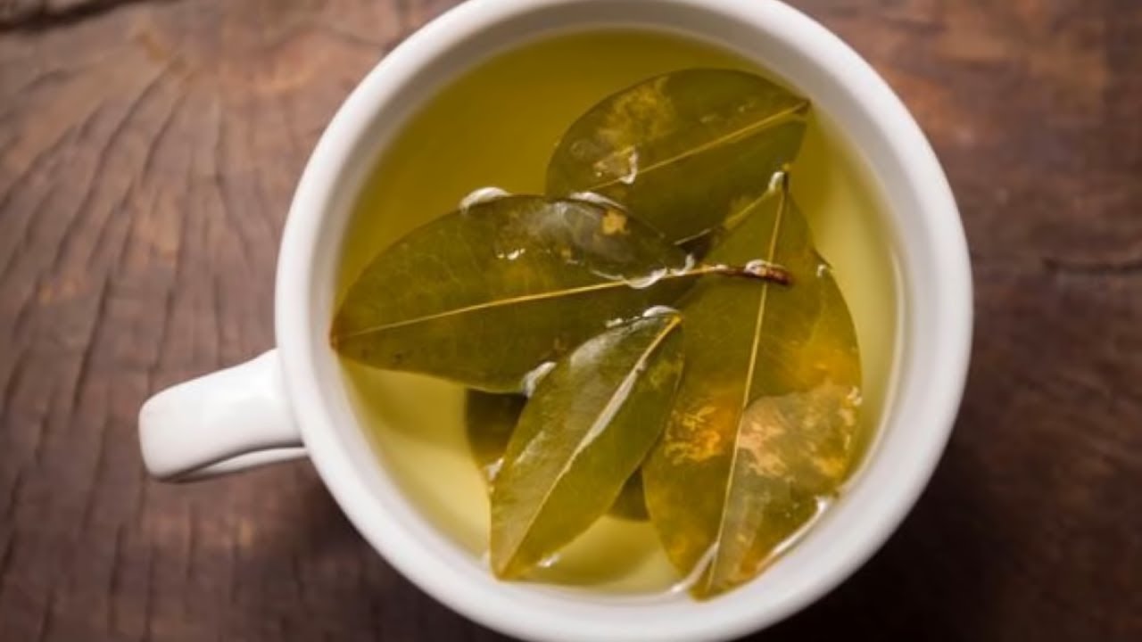 Mieszanie liści laurowych ze środkiem czyszczącym: dlaczego jest to zalecane i do czego służy.