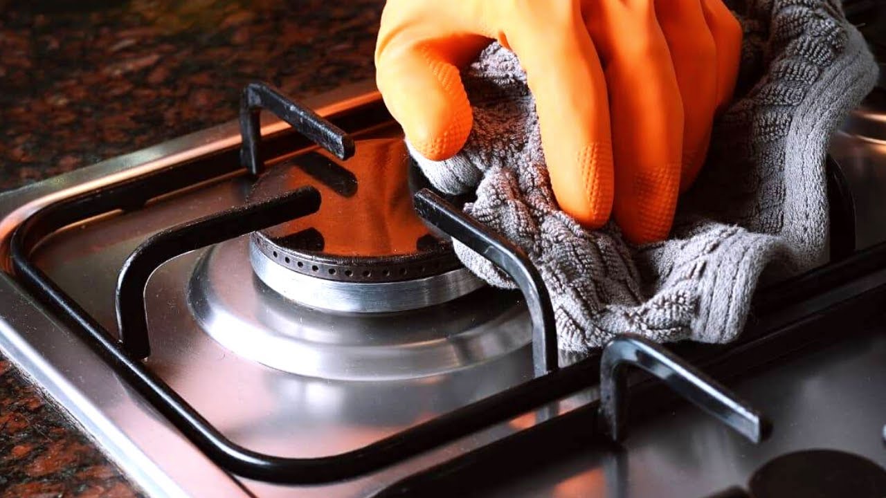 Po co wylewać ocet i skórkę cytryny na płytę i jak długo należy pozostawić mieszankę, aby zadziałała?