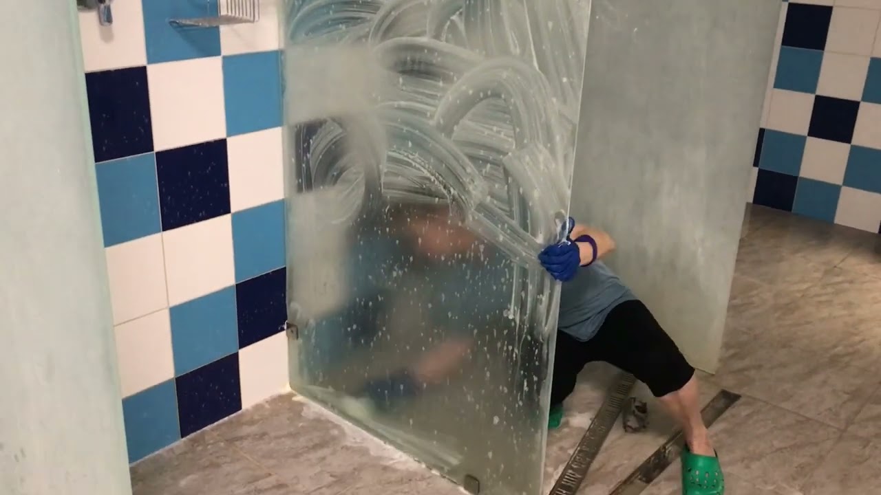 Jak łatwo i szybko wyczyścić ściankę prysznicową z osadu wapiennego za pomocą cytryny i papieru pergaminowego.