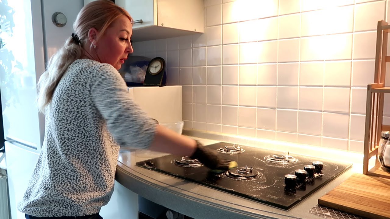 Po co wylewać ocet i skórkę cytryny na płytę i jak długo należy pozostawić mieszankę, aby zadziałała?