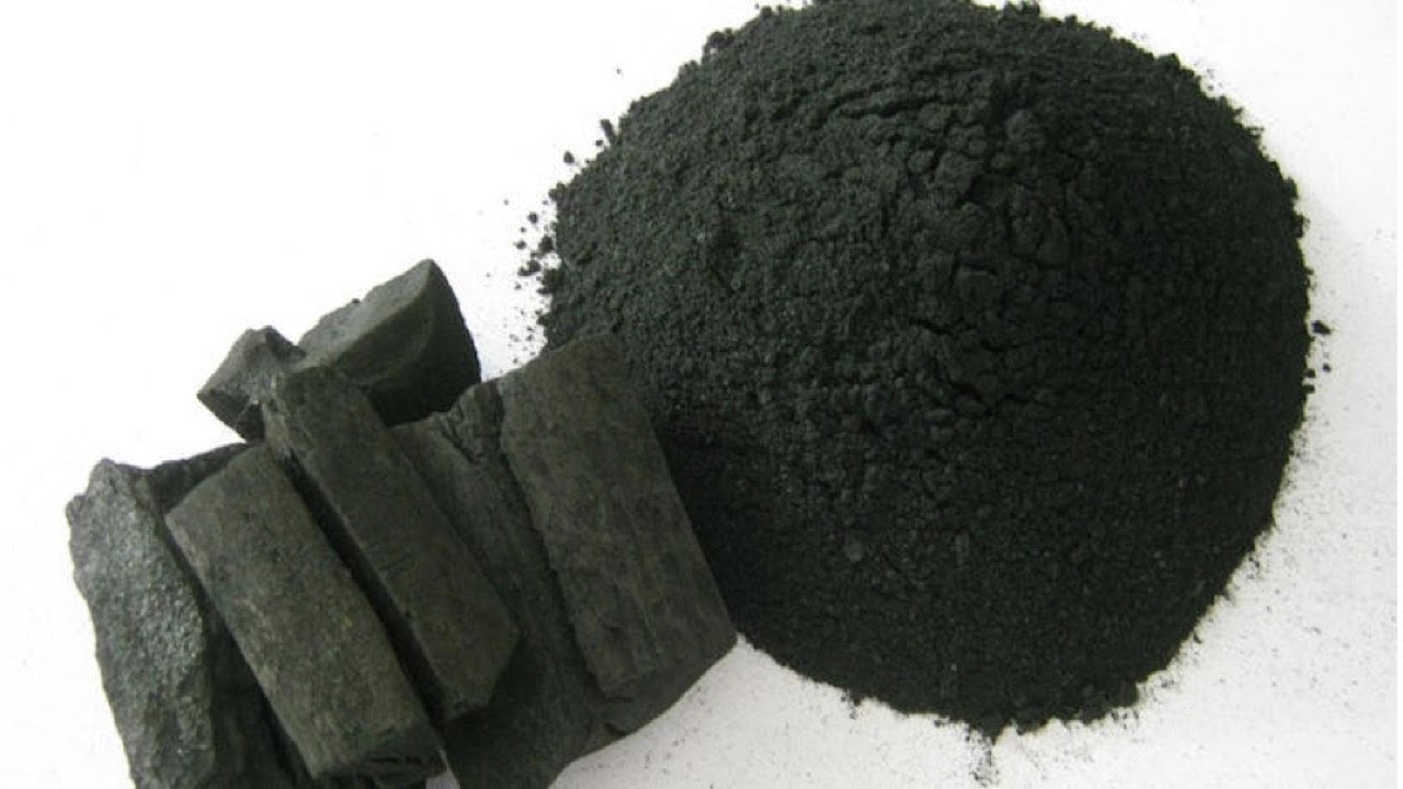 Mieszanie węgla drzewnego z sodą oczyszczoną: dlaczego jest to zalecane i do czego służy.